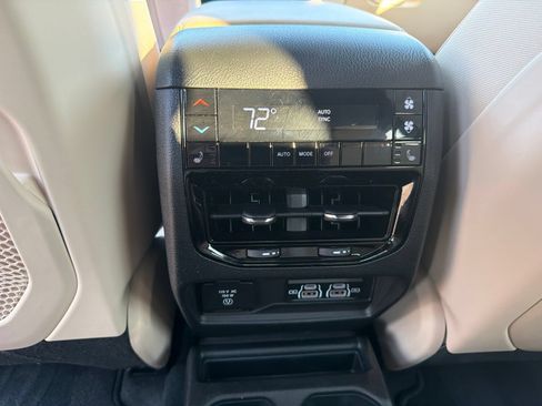 Used 2025 Jeep Grand Cherokee L Limited w/ Luxury Tech Group II AWD/4WD image 32