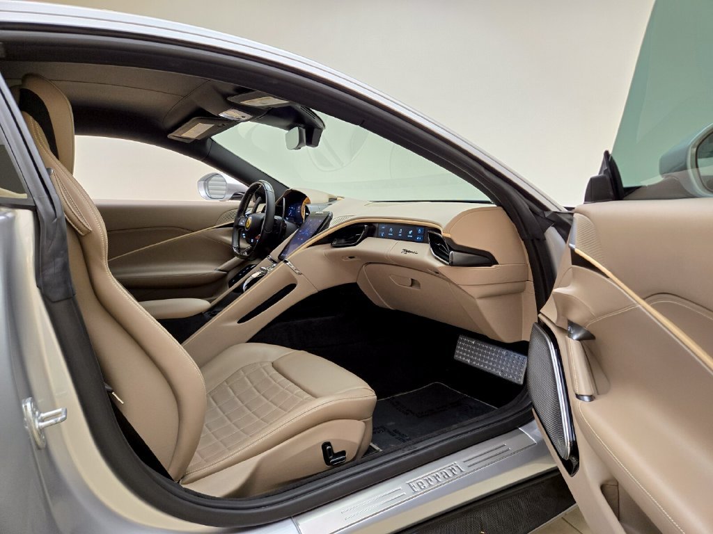 Used 2022 Ferrari Roma RWD image 22