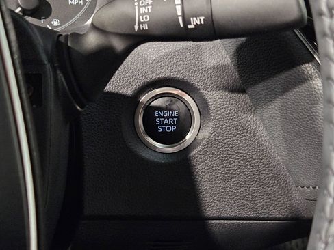 Used 2025 Toyota Corolla SE image 32