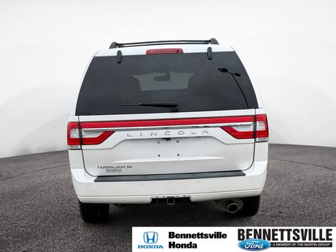 Used 2017 Lincoln Navigator Select image 4