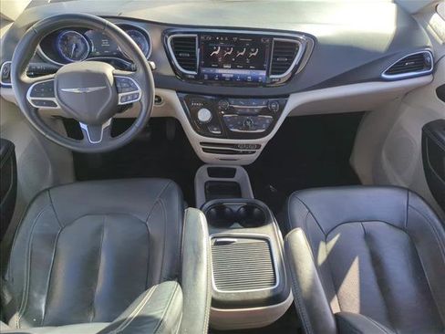 Used 2022 Chrysler Pacifica Touring-L image 16