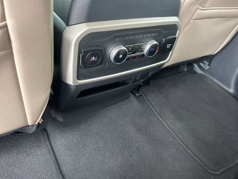 Used 2024 Ford Expedition Limited image 16