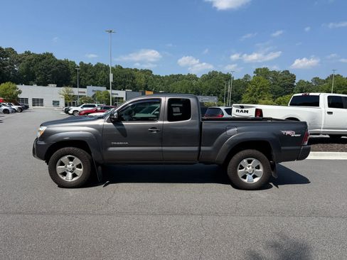 Used 2013 Toyota Tacoma PreRunner w/ TRD Sport Pkg RWD image 2