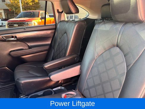 Used 2021 Toyota Highlander Platinum image 16