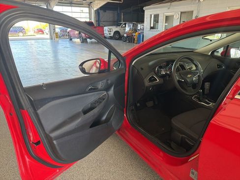 Used 2018 Chevrolet Cruze LT image 5