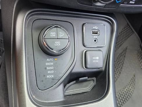 Used 2017 Jeep Compass Trailhawk w/ Leather Interior Group AWD/4WD image 24