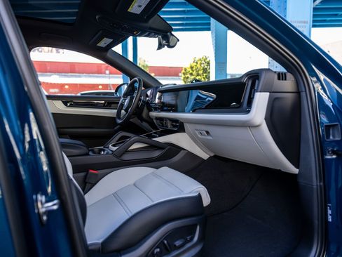 New 2025 Porsche Cayenne Coupe image 53