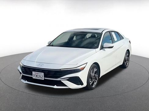 Used 2025 Hyundai Elantra Limited image 7