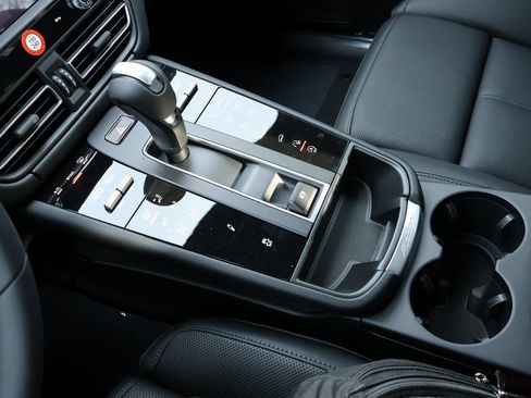 New 2026 Porsche Macan image 24