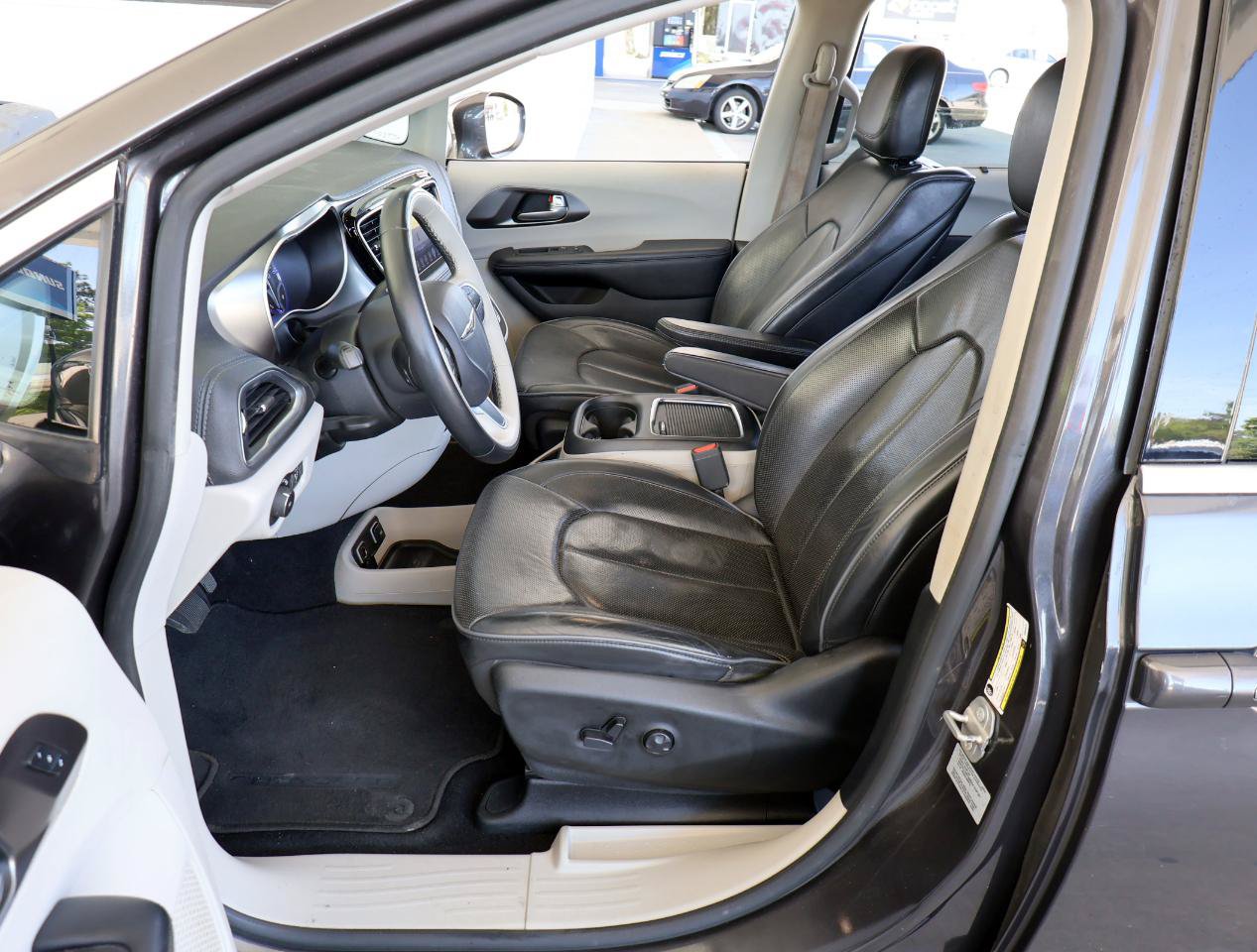 Used 2017 Chrysler Pacifica Limited w/ UConnect Theater Package FWD image 13
