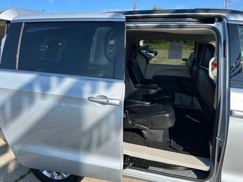 Certified 2022 Chrysler Pacifica Touring-L image 20