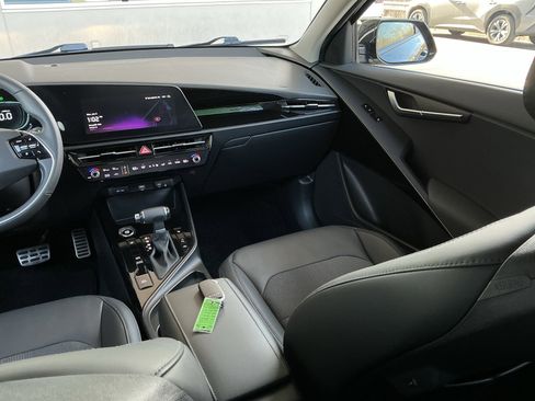 Used 2023 Kia Niro EX Touring image 16