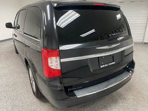 Used 2015 Chrysler Town & Country Touring-L image 7