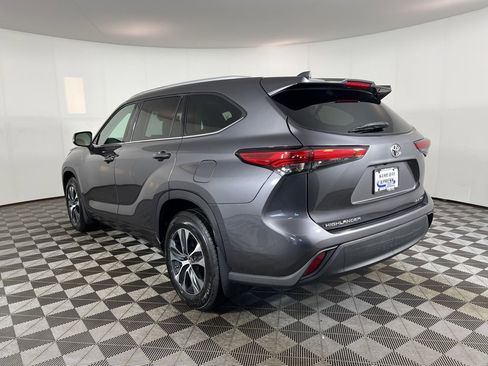 Used 2022 Toyota Highlander XLE image 11