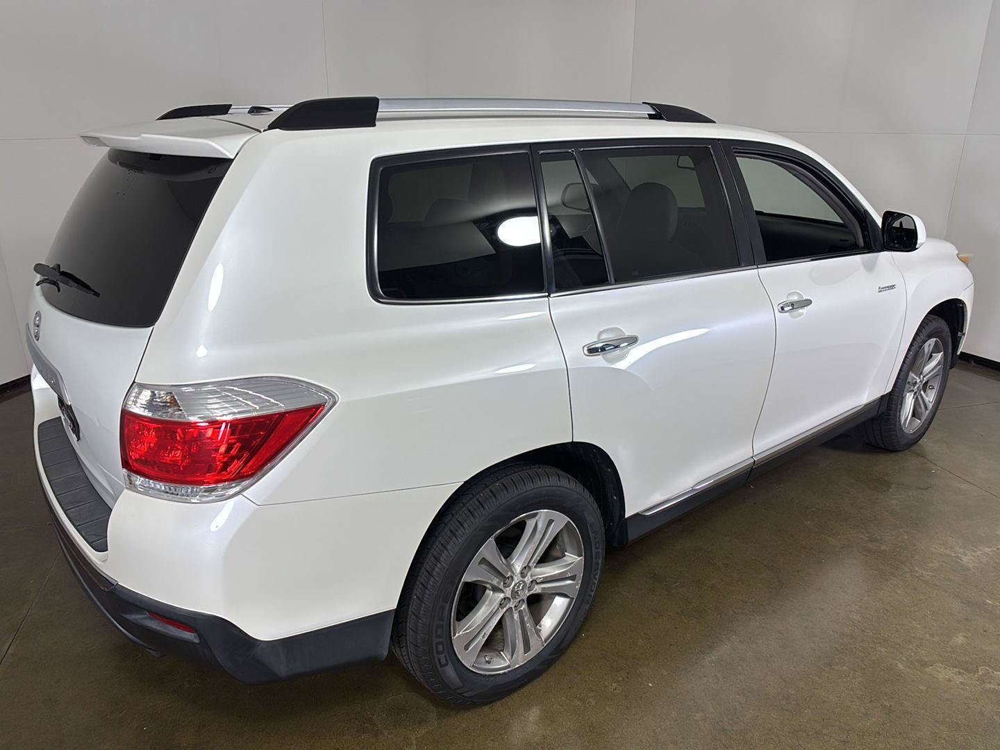 Used 2012 Toyota Highlander Limited w/ Tow Pkg AWD/4WD image 11