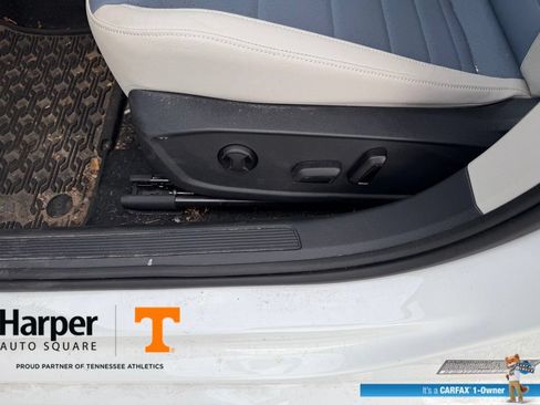 Used 2025 Volkswagen Jetta SE w/ Sunroof Package FWD image 18