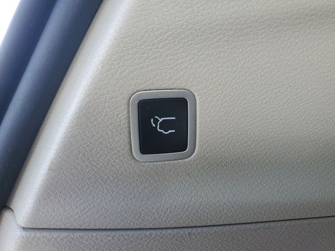 Used 2023 Chrysler Pacifica Touring-L image 14