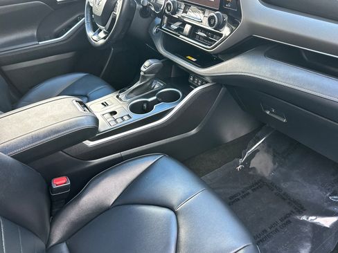 Used 2023 Toyota Highlander XLE AWD/4WD image 18