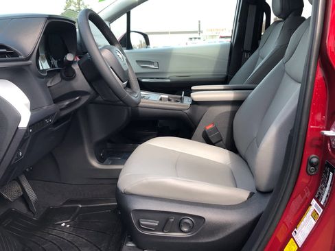 Certified 2025 Toyota Sienna XLE image 34