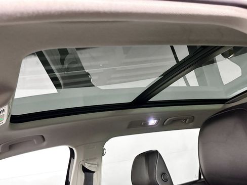 Certified 2023 Volkswagen Tiguan SE w/ Panoramic Sunroof Package image 18