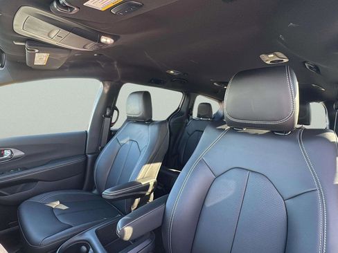 New 2026 Chrysler Pacifica Select image 8