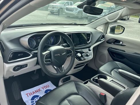 Used 2023 Chrysler Pacifica Touring-L FWD image 10