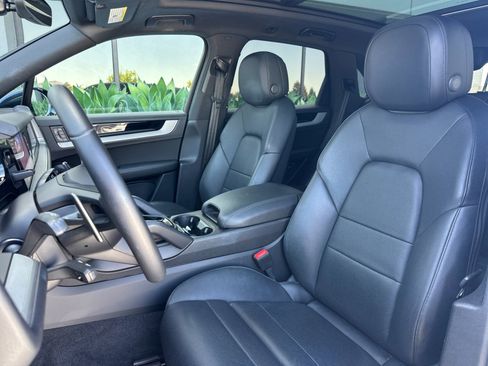 Used 2024 Porsche Cayenne AWD/4WD image 5