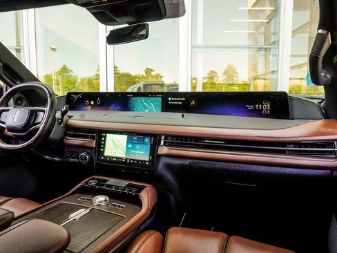 Used 2025 Lincoln Navigator L Reserve AWD/4WD image 19