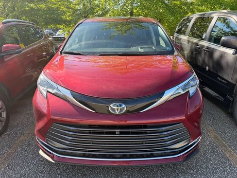 Used 2021 Toyota Sienna Platinum AWD/4WD image 2