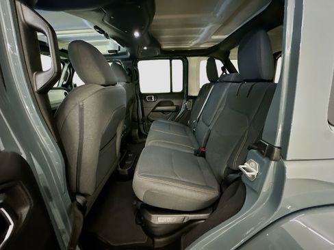 Used 2025 Jeep Wrangler Sahara image 28