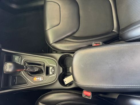 Used 2019 Jeep Cherokee Latitude Plus FWD image 15