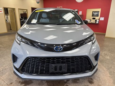 Used 2025 Toyota Sienna XSE w/ XSE Plus Package AWD/4WD image 2