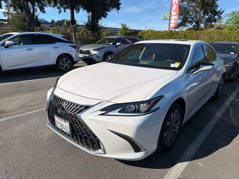 Used 2023 Lexus ES 350 w/ Accessory Package (Z2) image 3