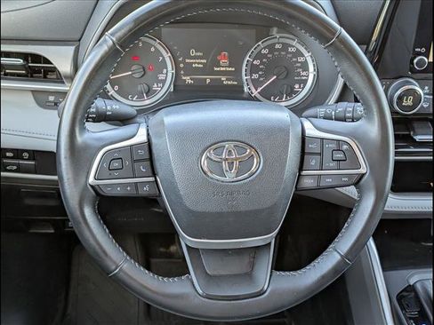Used 2023 Toyota Highlander XLE image 12