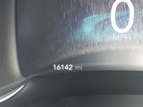 Used 2025 Chrysler Pacifica Pinnacle FWD image 21