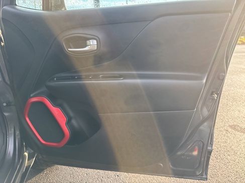 Used 2017 Jeep Renegade Trailhawk w/ Premium Trailhawk Package image 25