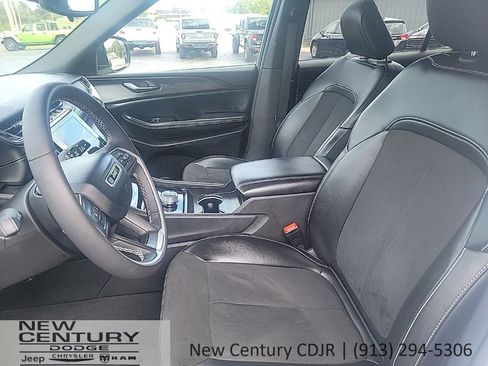 Used 2024 Jeep Grand Cherokee L Laredo image 9