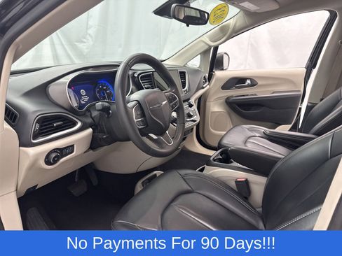 Used 2023 Chrysler Pacifica Touring-L FWD image 11