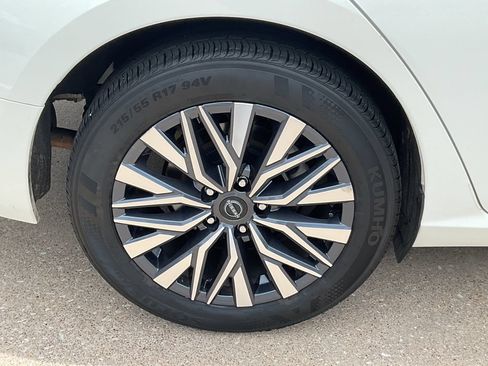 Used 2025 Nissan Altima 2.5 SV FWD image 7