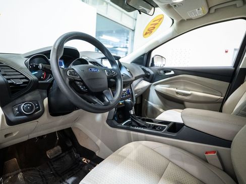 Used 2017 Ford Escape SE w/ Equipment Group 201A image 4