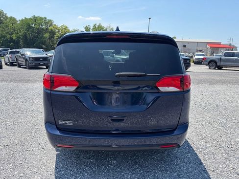 Used 2018 Chrysler Pacifica Touring-L Plus w/ Advanced Safetytec Group FWD image 9