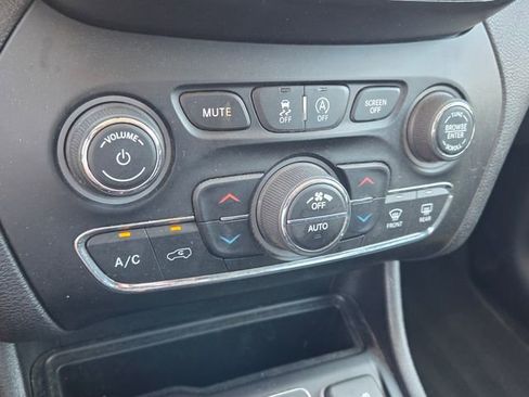 Used 2019 Jeep Cherokee Latitude Plus w/ Comfort/Convenience Group FWD image 21