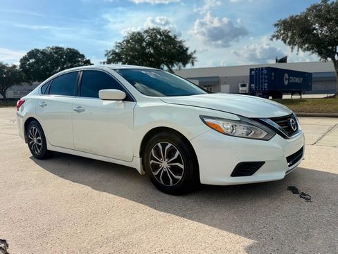 Used 2017 Nissan Altima 2.5 S w/ Power Driver Seat Package FWD image 2