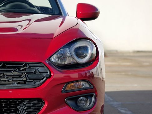 Used 2018 FIAT 124 Spider Lusso w/ Navigation & Sound Group image 17