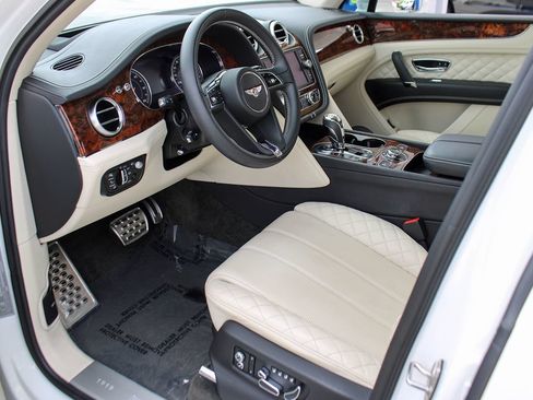 Used 2020 Bentley Bentayga Plug-In Hybrid AWD/4WD image 13