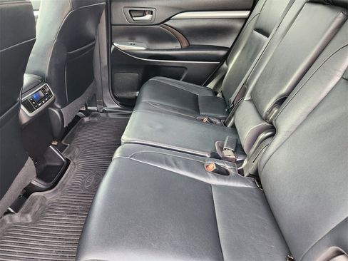 Used 2017 Toyota Highlander XLE image 29