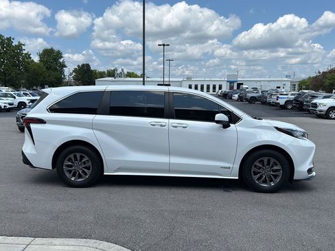 Used 2021 Toyota Sienna LE FWD image 2