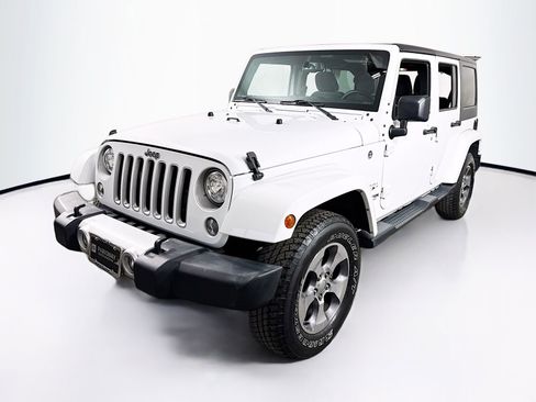 Used 2018 Jeep Wrangler Unlimited Sahara w/ Connectivity Group image 3