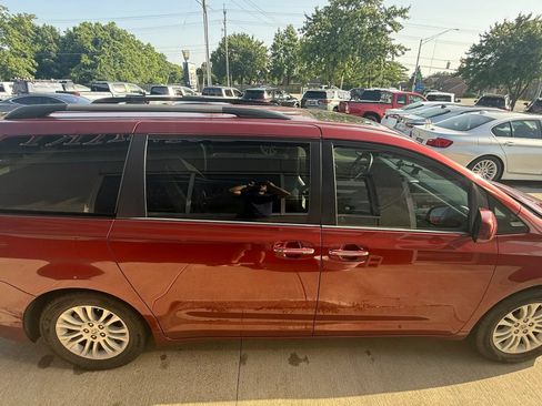 Used 2015 Toyota Sienna XLE FWD image 7