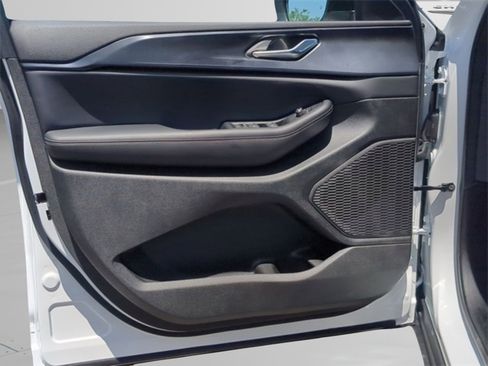 Used 2025 Jeep Grand Cherokee Laredo X w/ Luxury Tech Group I image 11